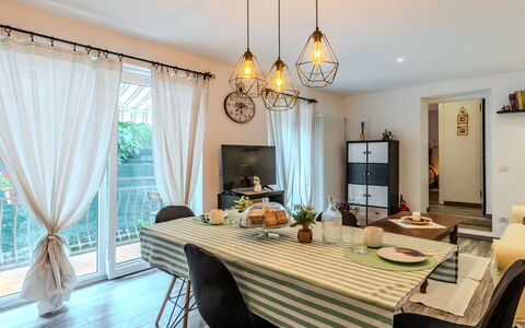 La Casetta di Lulù: Mueble, Diseño De Interiores, Mesa, Silla, Piso, Madera, Comedor, Cocina Y Comedor Mesa, Techo, Habitación