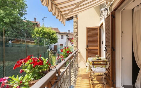 La Casetta di Lulù: Balcón, Puerta, Maceta, Departamento, Planta De Casa, Toldo, Balaustre, Bicicleta, Porche