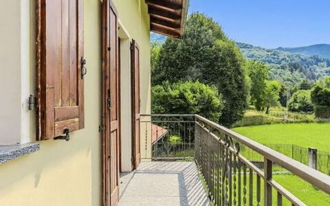 Cascina Rossa: Madera, Porche, Casa, Puerta, Balcón, Manchas De Madera, Cerca, Madera Dura, Casa De Campo, Balaustre