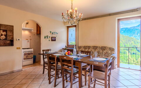 Cascina Rossa: Mueble, Diseño De Interiores, Techo, Piso, Silla, Suelo, Cocina Y Comedor Mesa, Comedor, Habitación, Manchas De Madera