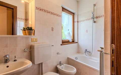 Cascina Rossa: Baño, Arreglo De Tubería, Piso, Diseño De Interiores, Suelo, Lavabo Del Baño, Grifo, Lavabo, Plomería, Baño