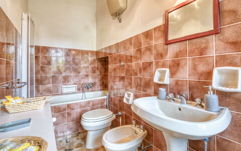 Villa the Horses: Piso, Suelo, Diseño De Interiores, Arreglo De Tubería, Baño, Habitación, Mueble, Techo, Grifo, Plomería