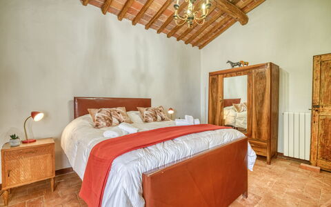 Villa the Horses: Cama, Mueble, Diseño De Interiores, Habitación, Pared, Piso, Sábana, Lecho, Suelo, Madera