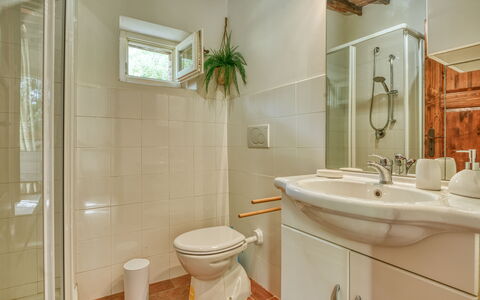 Villa the Horses: Lavabo Del Baño, Baño, Diseño De Interiores, Arreglo De Tubería, Piso, Madera, Suelo, Lavabo, Techo, Grifo