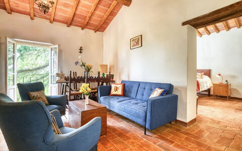 Villa the Horses: Mueble, Diseño De Interiores, Pared, Piso, Madera, Suelo, Sofá, Habitación, Sala, Techo
