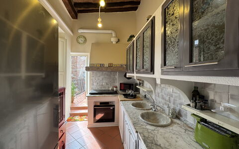 Alla Torre: Cocina, Diseño De Interiores, Mostrador, Mueble, Piso, Aparato De Cocina, Electrodoméstico, Madera, Techo, Suelo