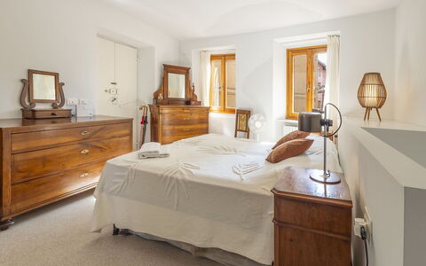 La Giuseppina: Mueble, Cama, Habitación, Diseño De Interiores, Pared, Lecho, Madera, Sábana, Cajón, Piso