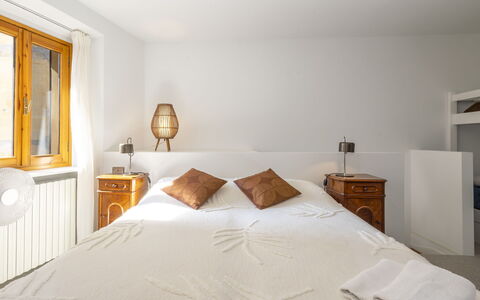 La Giuseppina: Cama, Diseño De Interiores, Habitación, Mueble, Pared, Sábana, Lecho, Madera, Techo, Suelo