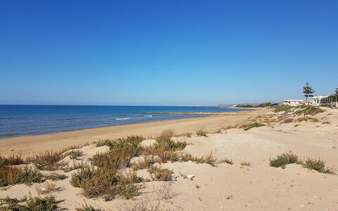 Villa Billona: Cielo, Azul, Playa, Tiempo De Día, Cuerpo De Agua, Costa, Entorno Natural, Mar, Horizonte, Arena