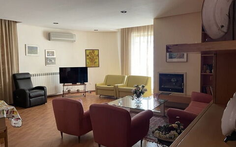 Villa Billona: Mueble, Diseño De Interiores, Piso, Sofá, Suelo, Sala, Madera, Habitación, Techo, Mesa