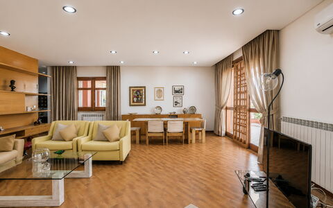 Villa Billona: Mueble, Diseño De Interiores, Piso, Suelo, Sofá, Madera, Techo, Habitación, Sala, Mesa