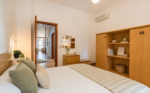 Villa Billona: Mueble, Diseño De Interiores, Piso, Suelo, Madera, Techo, Cama, Habitación, Habitación, Encendiendo