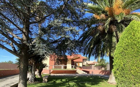 Villa Billona: Árbol, Hoja, Césped, Jardín, Plantas Leñosas, Sombra, Hacienda, Paisajismo, Entrada De Coches