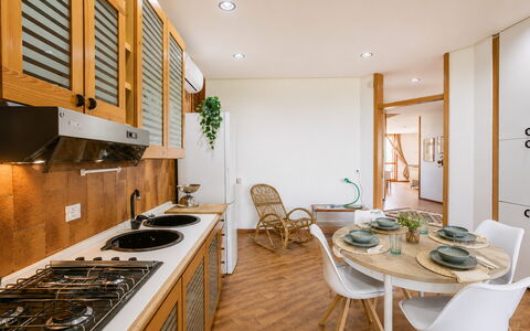 Villa Billona: Diseño De Interiores, Piso, Mueble, Pared, Madera, Cocina, Suelo, Techo, Mostrador, Gabinetes