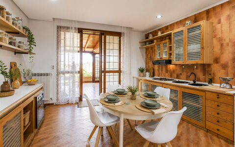 Villa Billona: Mueble, Diseño De Interiores, Cocina, Piso, Madera, Gabinetes, Mostrador, Suelo, Techo, Habitación