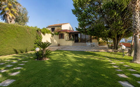 Villa Billona: Árbol, Jardín, Paisaje, Arbusto, Arquitectura, Barrio Residencial, Casa, Césped, El Terreno Del Lote