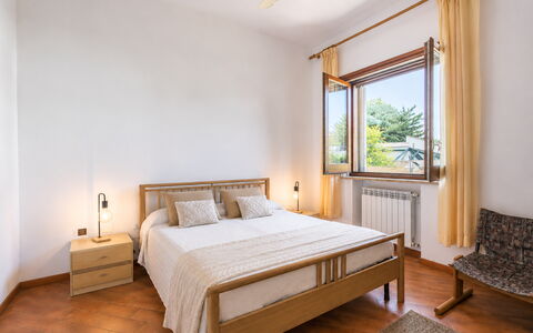 Villa Billona: Cama, Diseño De Interiores, Habitación, Lecho, Mueble, Sábana, Pared, Piso, Habitación, Suelo