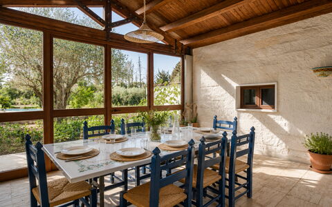 Villa Billona: Mueble, Diseño De Interiores, Mesa, Madera, Silla, Cocina Y Comedor Mesa, Piso, Techo, Comedor, Suelo