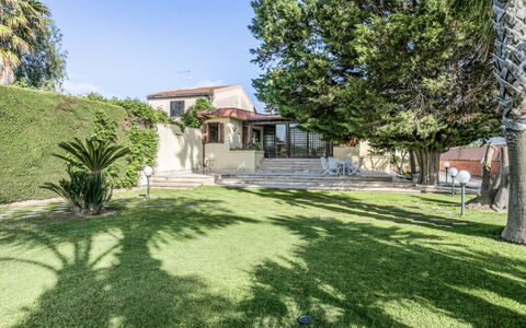 Villa Billona: Barrio Residencial, Jardín, Sombra, Inmuebles, Hacienda, Césped, Paisajismo, Yarda, Patio Interior