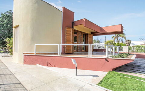 Villa Billona: Manchas De Madera, Sombra, Inmuebles, Diseño, Hacienda, Villa, Escalera, Estructura Al Aire Libre, Balcón