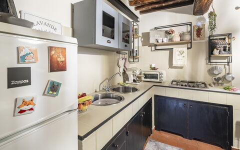 La Casa del Grillo Parlante: Cocina, Aparato De Cocina, Mostrador, Electrodoméstico, Diseño De Interiores, Mueble, Estufa De Cocina, Gabinetes, Electrodoméstico, Piso