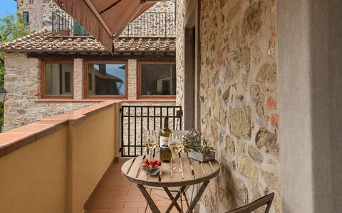 La Casa del Grillo Parlante: Pared, Diseño De Interiores, Casa, Mueble, Silla, Planta De Casa, Manchas De Madera, Maceta, Balcón, Cocina Y Comedor Mesa