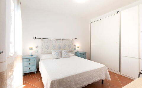 Villa Boi: Diseño De Interiores, Habitación, Mueble, Piso, Suelo, Cama, Habitación, Sábana, Techo, Lecho