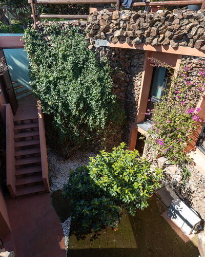 Villa Boi: Pared, Arquitectura, Pared De Piedra, Jardín, Sombra, Paisajismo, Hacienda, Patio Interior