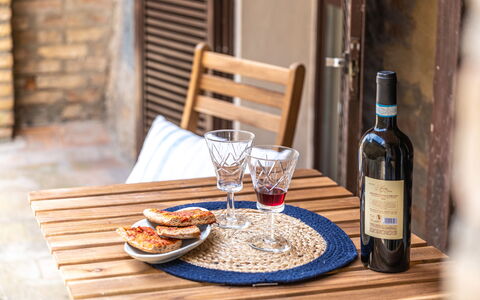 La Terrazza nel Borgo: Mueble, Vajilla, Mesa, Drinkware, Utensilios Para Servir, Comida, Vajilla, Plato, Silla, Manteles