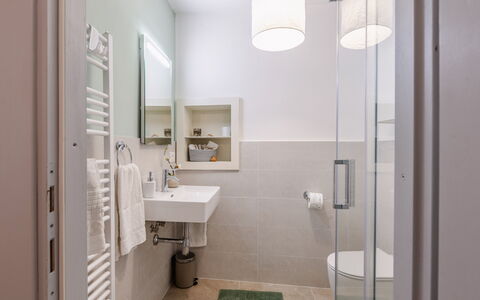 La Terrazza nel Borgo: Diseño De Interiores, Piso, Suelo, Baño, Pared, Arreglo De Tubería, Madera, Techo, Mueble, Baño