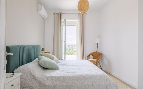 La Terrazza nel Borgo: Mueble, Cama, Diseño De Interiores, Habitación, Lecho, Pared, Sábana, Madera, Linos, Suelo
