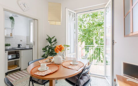 Fano Mare: Mueble, Diseño De Interiores, Silla, Mesa, Piso, Comedor, Cocina Y Comedor Mesa, Suelo, Habitación, Casa