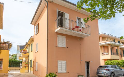 Fano Mare: Edificio, Ventana, Barrio Residencial, Casa, Fachada, Barrio, Casa, By, Departamento, Balcón