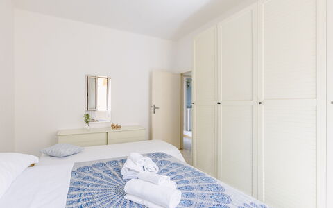 Fano Mare: Diseño De Interiores, Suelo, Madera, Habitación, Piso, Mueble, Textil, Cama, Habitación, Casa