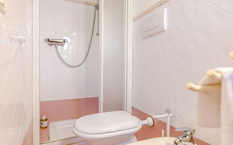 Fano Mare: Diseño De Interiores, Piso, Suelo, Habitación, Techo, Arreglo De Tubería, Baño, Plomería, Baño, Grifo