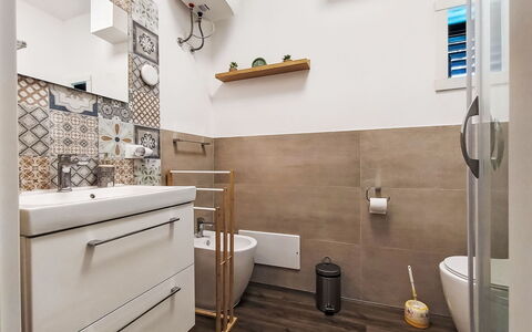 Last Sun Roccella: Piso, Arreglo De Tubería, Baño, Diseño De Interiores, Suelo, Lavabo, Lavabo Del Baño, Baño, Grifo, Asiento Del Baño