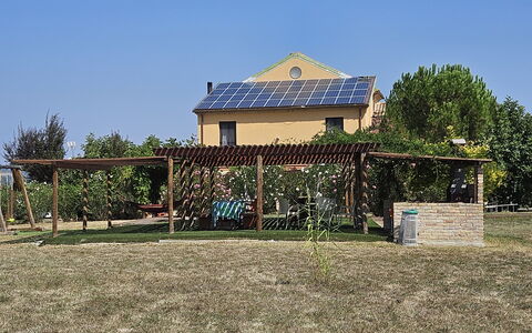 Casale dei Ciliegi: Sombra, Patio Interior, Jardín, Césped, Estructura Al Aire Libre, Yarda, Casa De Campo, Pérgola, Edificios Del Jardín, Hacienda