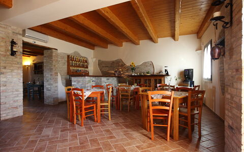 Casale dei Ciliegi: Mueble, Madera, Cocina Y Comedor Mesa, Mesa, Silla, Techo, Piso, Restaurante, Manchas De Madera, Comedor