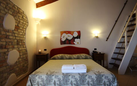 Casale dei Ciliegi: Pared, Mueble, Casa, Puerta, Habitación, Lámpara, Lámpara, Silla, Planta De Casa, Cama