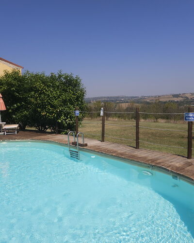 Casale dei Ciliegi: Azul, Piscina, Mueble Para Exteriores, Barrio Residencial, Mueble, Asentamientos Humanos, Recurso, Eco Hotel, Silla, Hacienda