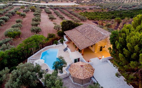 Villa Chiaramonte Gulfi: Piscina, Arquitectura, Recurso, Inmuebles, Material Compuesto, Hacienda, Villa, Eco Hotel, Paisajismo, Casa De Campo