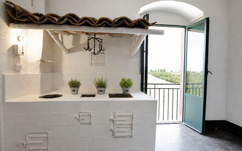 Villa Chiaramonte Gulfi: Pared, Diseño De Interiores, Piso, Mueble, Suelo, Cocina, Lámpara, Loseta, Estantería, Material Natural