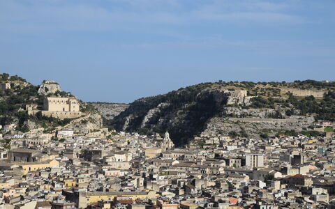 Villa Chiaramonte Gulfi: Ciudad, Barrio, Área Urbana, Barrio Residencial, Paisaje, Asentamientos Humanos, Suburbio, Urbano, Fotografía Aérea, Vista Panorámica