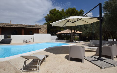 Villa Chiaramonte Gulfi: Sombra, Piscina, Mueble Para Exteriores, Paraguas, Hormigón, Sunlounger, Recurso, Diseño, Eco Hotel, Estructura Al Aire Libre