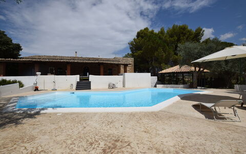 Villa Chiaramonte Gulfi: Arquitectura, Piscina, Casa, Inmuebles, Sombra, Recurso, Hacienda, Eco Hotel, Casa De Campo, Villa
