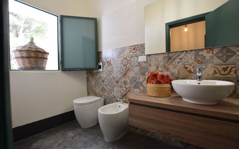 Villa Chiaramonte Gulfi: Piso, Diseño De Interiores, Suelo, Arreglo De Tubería, Baño, Loseta, Techo, Lavabo Del Baño, Lavabo, Cerámico