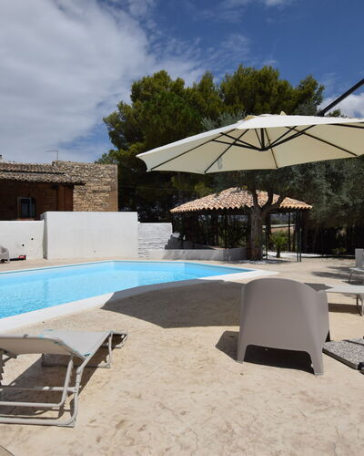Villa Chiaramonte Gulfi: Sombra, Piscina, Mueble Para Exteriores, Paraguas, Hormigón, Sunlounger, Recurso, Diseño, Eco Hotel, Estructura Al Aire Libre
