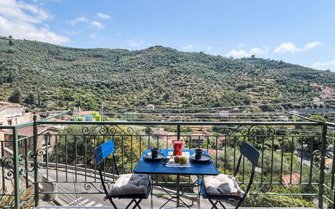 Alessandro: Balcón, Silla, Mueble Para Exteriores, Mesa Al Aire Libre, Planta De Casa, Mesa De Café, Cerca, Eco Hotel, Cocina Y Comedor Mesa, Maceta
