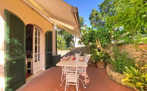 Lucia e Francesco: Casa, Puerta, Mueble, Balcón, Silla, Planta De Casa, Sombra, Mueble Para Exteriores, Porche, Hacienda