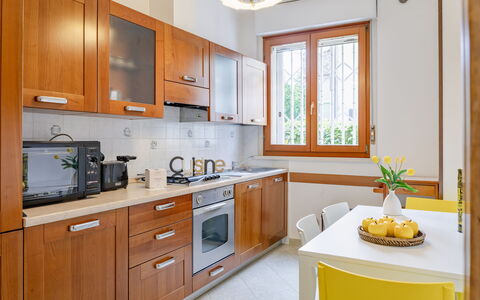 Corte Marina Apartment: Cocina, Aparato De Cocina, Electrodoméstico, Mostrador, Madera, Gabinetes, Mueble, Piso, Diseño De Interiores, Casa
